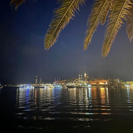 Rezi's Viewpoint - Steps From The Sea Apartament