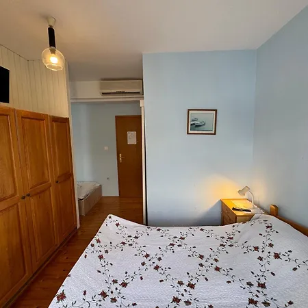 Rezi's Viewpoint - Steps From The Sea *