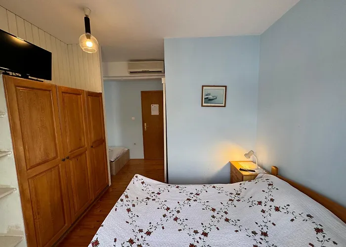 Rezi's Viewpoint - Steps From The Sea *