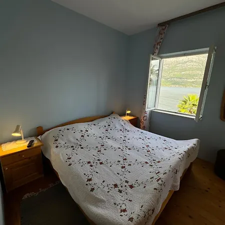 Rezi's Viewpoint - Steps From The Sea *