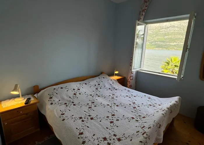 Rezi's Viewpoint - Steps From The Sea *