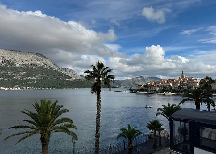 Rezi's Viewpoint - Steps From The Sea