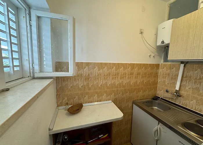 Rezi's Viewpoint - Steps From The Sea